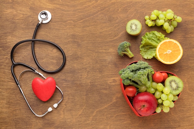 Vista superior de alimentos saludables para el día mundial del corazón Foto gratis