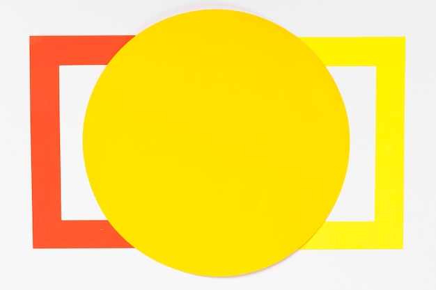 Vista Superior Círculo Amarillo Con Formas Geométricas Coloridas Foto