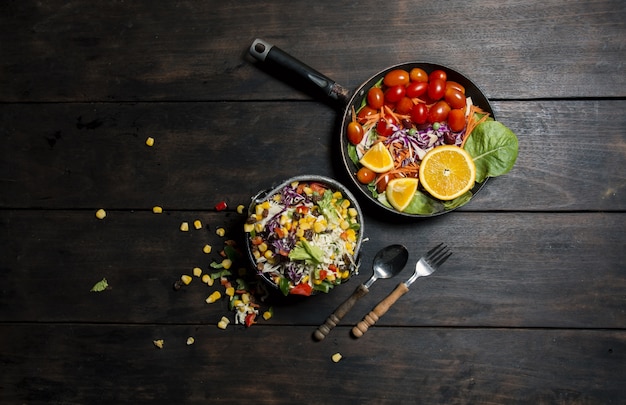 Vista superior de cena saludable con un tenedor y una cuchara Foto Gratis Vista superior de cena saludable con un tenedor y una cuchara Foto Gratis