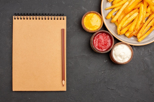 Vista Superior Deliciosas Papas Fritas Con Condimentos Sobre Fondo