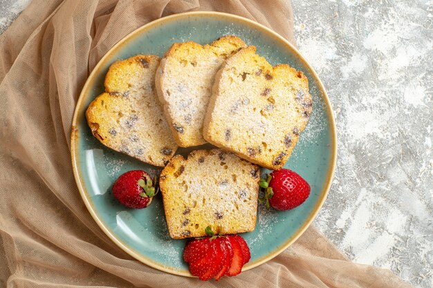 Vista Superior De Deliciosas Rebanadas De Pastel Con Fresas Frescas A