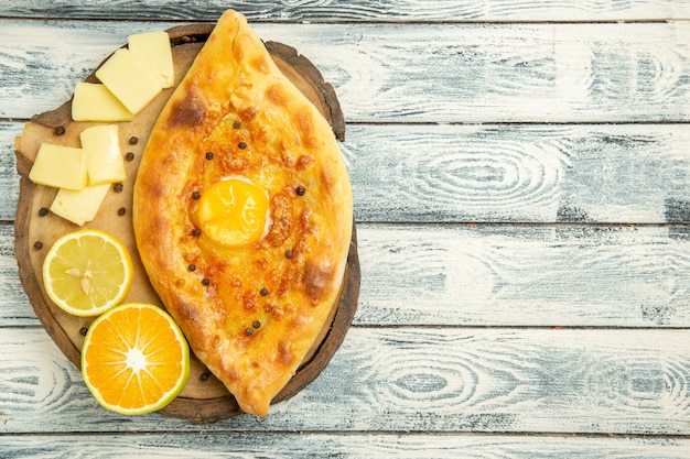 Vista Superior Delicioso Pan De Huevo Al Horno Con Queso En Escritorio Rústico Foto Gratis 