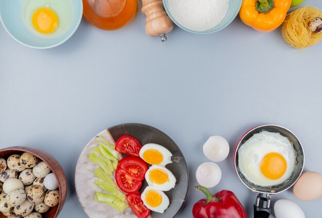 Vista superior de huevos de codorniz en un tazón de madera con huevos