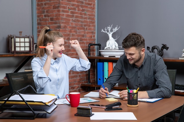 Vista Superior Del Joven Equipo De Oficina Sonriente Motivado Y