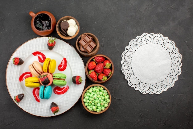 Vista Superior Desde Lejos Plato De Fresas Y Macarrones De Apetitosos