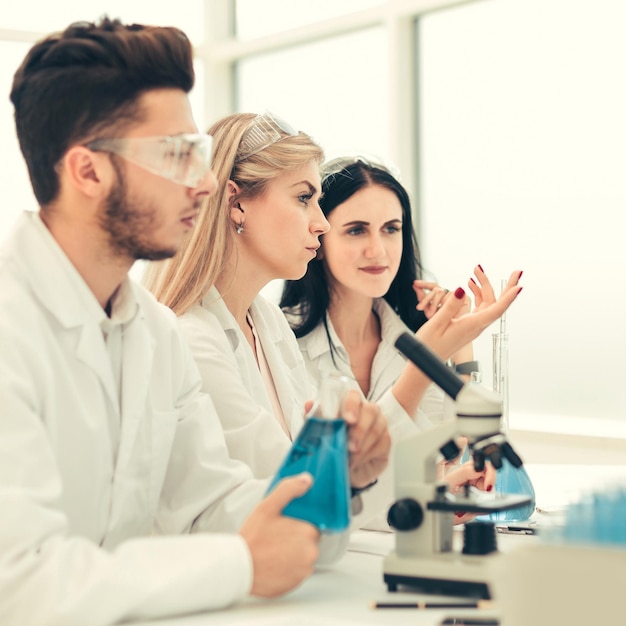 Vista Trasera. Un Grupo De Científicos Que Trabajan En Un Laboratorio ...