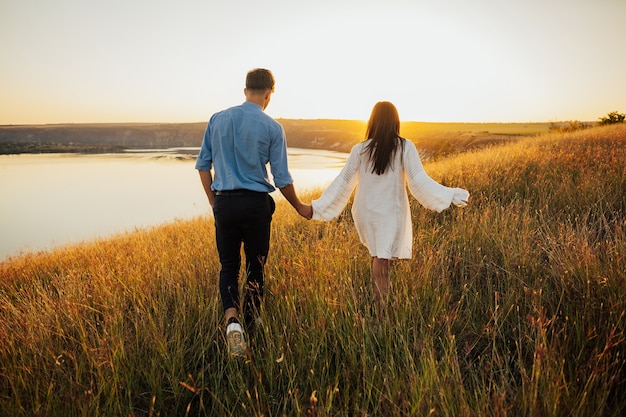 Vista Trasera De Una Pareja Caminando Y Disfrutando Del Atardecer Juntos Foto Premium 6738