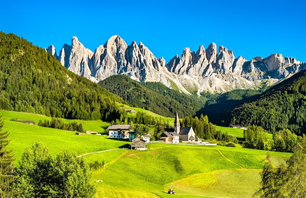 Vista De Val Di Funes Con La Iglesia De Santa Maddalena En Las Montañas Dolomitas Patrimonio