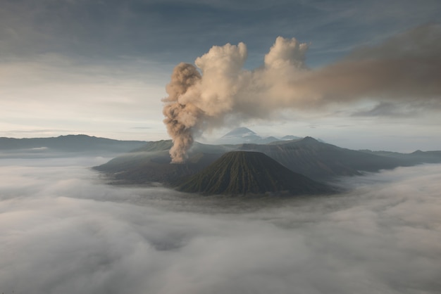 Volc N De La Erupci N De Bromo Al Amanecer Parque Nacional Tengger