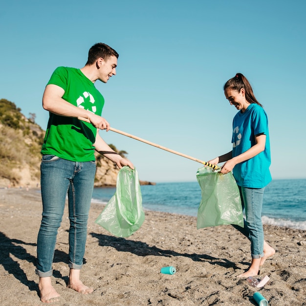 Voluntarios Recogiendo Basura En La Playa Foto Gratis