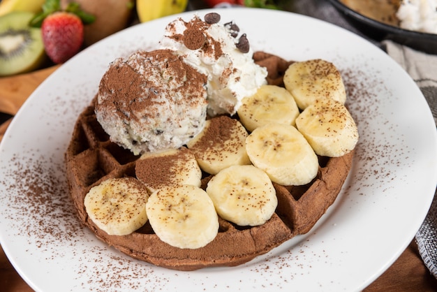 Waffle Con Helado Y Platano Foto Gratis