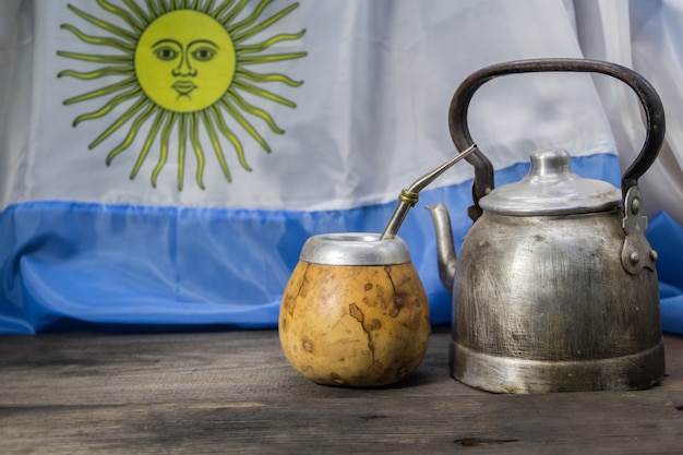 Yerba mate y pavo con alfajores de maicena y dulce de leche. tradición