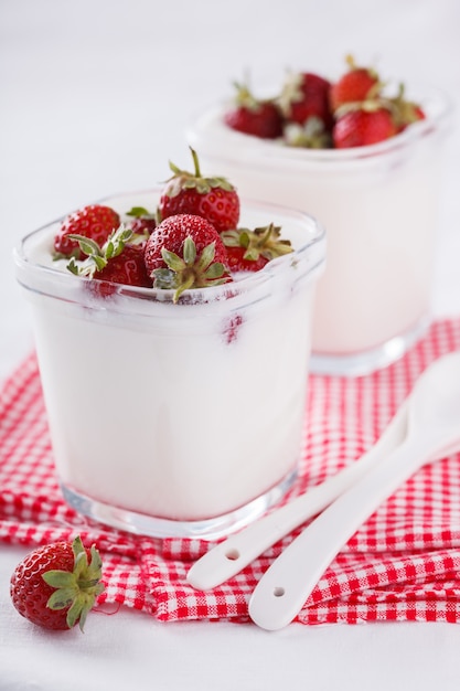 Yogur Casero Con Fresas Frescas. | Foto Premium