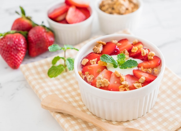 Yogurt Con Fresa Y Granola Foto Premium