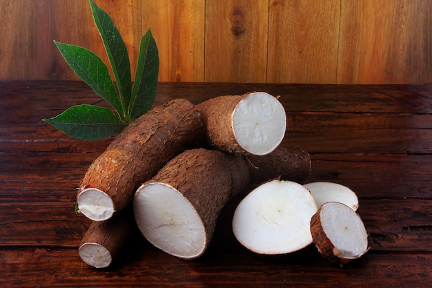 Yuca orgánica (mandioca, mandioca, aipim, cocina brasileña), sobre mesa de madera rústica Foto Premium 