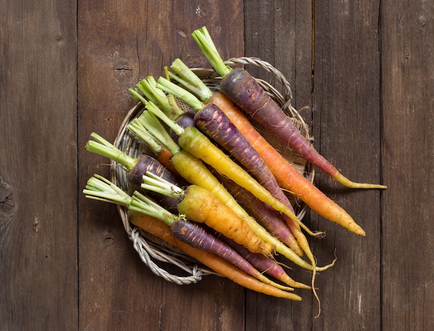 Zanahorias Org Nicas Frescas Del Arco Iris En Una Opini N De Sobremesa