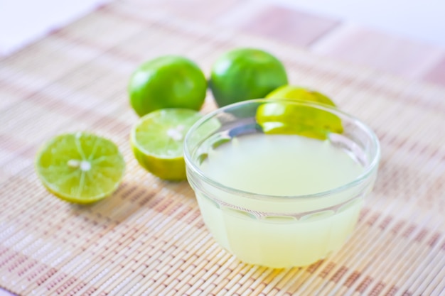 Zumo de limón y limón para cocinar con vista de cerca | Foto Premium