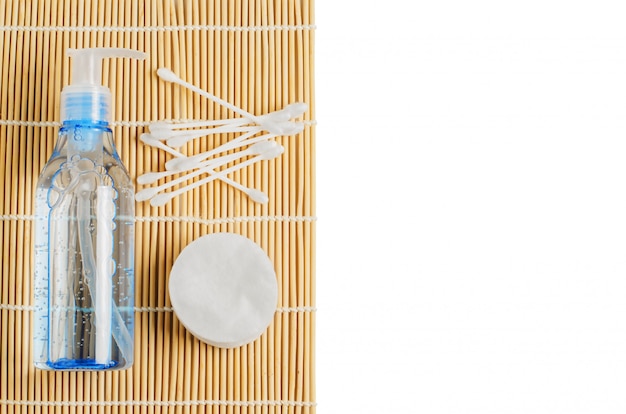 Accessori per struccanti da donna. gel in una bottiglia trasparente, bastoncini di cotone, dischetti di cotone. copia Foto Premium