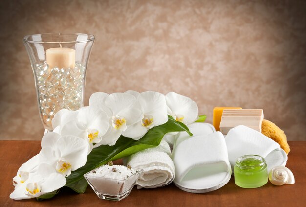 Accessori spa sul tavolo di legno Foto Premium