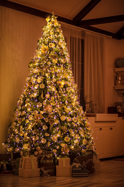 Immagini Natalizie Eleganti.Albero Di Decorazione Elegante Di Natale E Capodanno Con Regali Foto Premium