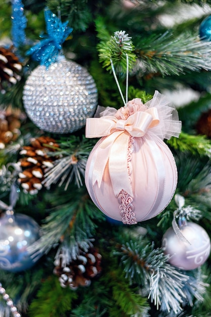 Albero Di Natale Rosa E Blu.Albero Di Natale Con Ornamenti Colorati Tessuti Rosa E Blu Giocattoli Profondita Di Campo Foto Premium