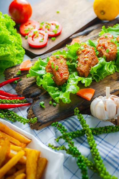 Ali di pollo fritte con salsa piccante di peperoncino ...