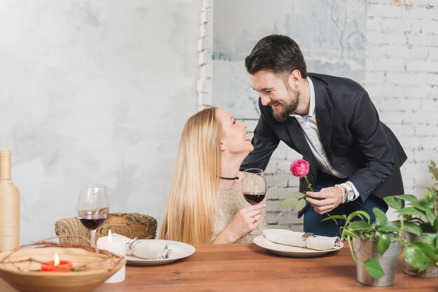 Amare l'uomo amorevole è salito alla donna Foto Gratuite