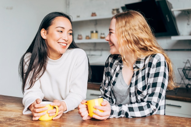Amici femminili che parlano con le tazze di tè Foto Gratuite