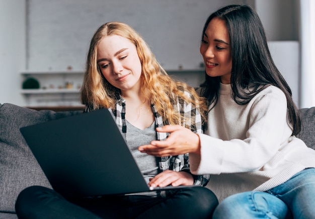 Amici femminili con la conversazione del computer portatile Foto Gratuite