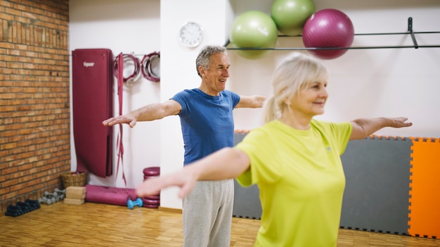 Anziani Che Si Allenano In Palestra Foto Gratis