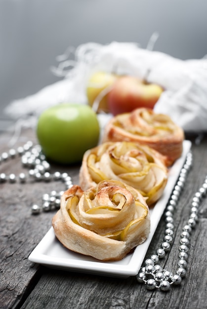 Apri mini torte con mele e cannella Foto Premium