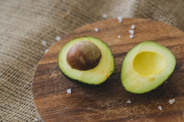 Avocado sul tavolo Foto Gratuite