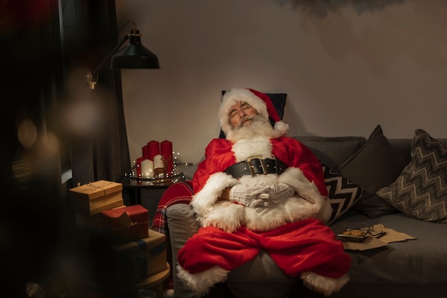 Babbo Natale Dorme Sulla Poltrona Foto Stock Alamy