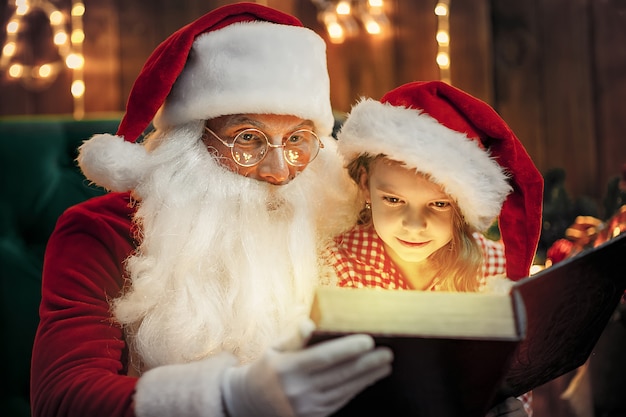 Immagini Carine Sul Natale.Babbo Natale Fa Un Regalo A Una Bambina Carina Foto Premium