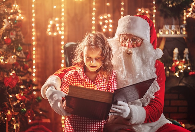 Immagini Carine Sul Natale.Babbo Natale Fa Un Regalo A Una Bambina Carina Foto Premium