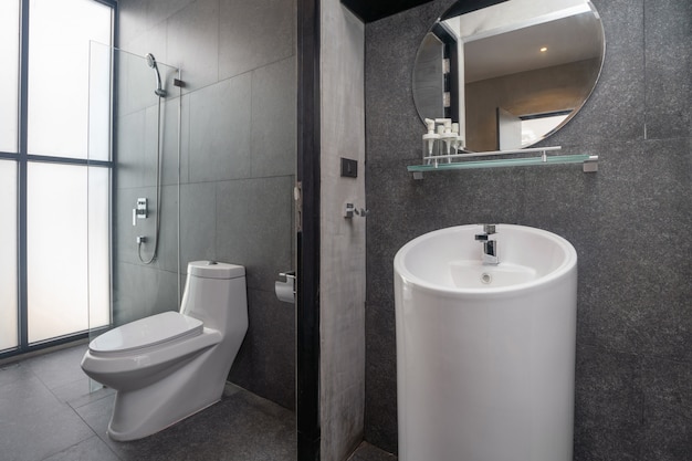 Bagno di lusso con lavandino, water Foto Premium