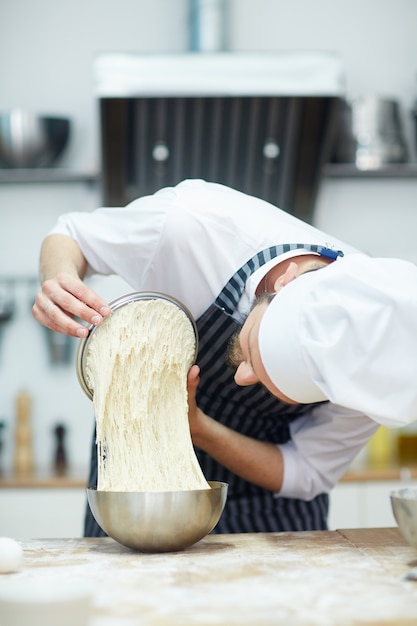 Baker al lavoro Foto Gratuite