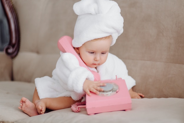 Bambina carina in accappatoio bianco Foto Gratuite