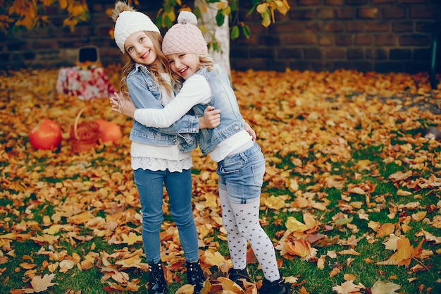 Bambina sveglia in un parco di autunno Foto Gratuite