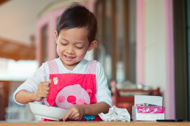 Bambini asiatici che cucinano e che sorridono con la felicità a casa Foto Premium