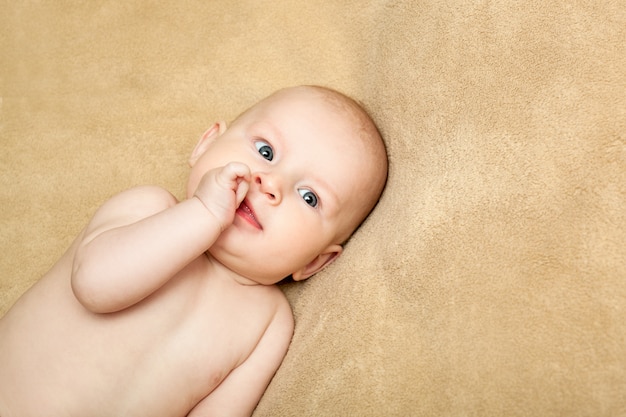 Bambino nudo sorridente Foto Premium