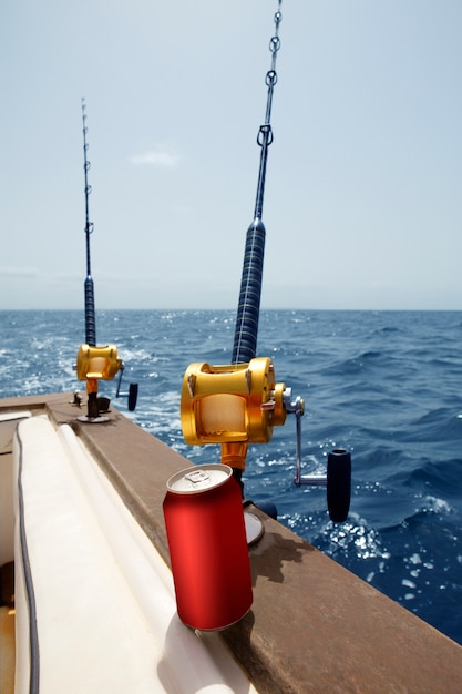Barca da pesca con canna e mulinelli d'oro, bevanda africana Foto Premium