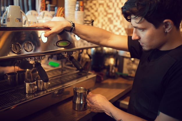 Barista al lavoro in un bar Foto Gratuite