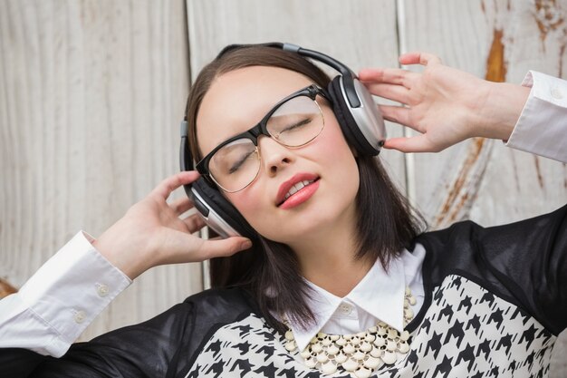 Bei pantaloni a vita bassa che ascoltano la musica Foto Premium