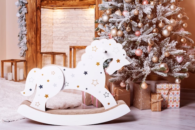 Immagini Di Natale Con Cavalli.Bella Camera Decorata Con Albero Di Natale Cavallo Di Legno E Regali Vicino Al Camino Foto Premium