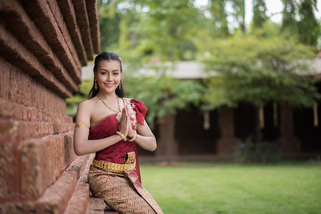 Bella donna che indossa un tipico abito thailandese Foto Gratuite