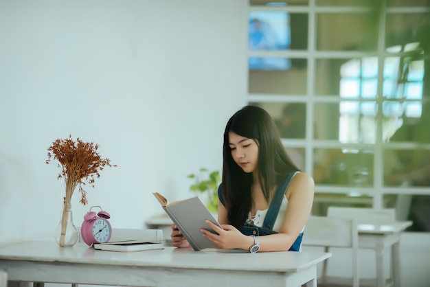 Bella donna con libro di lettura Foto Gratuite