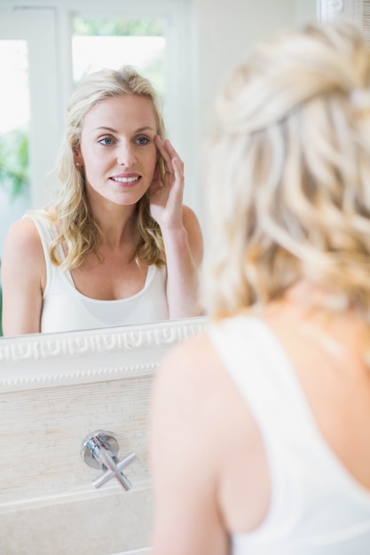 Sognare Di Guardarsi Allo Specchio.Bella Donna Guardarsi Allo Specchio In Bagno Foto Premium