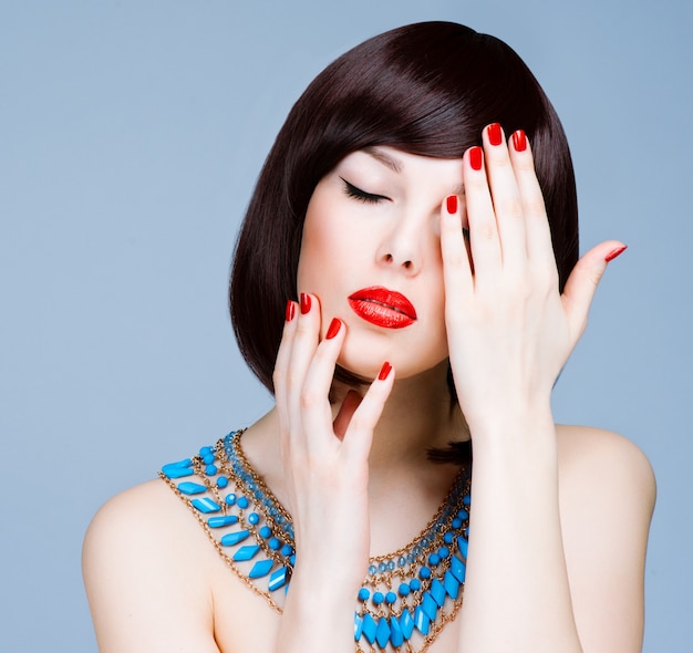 Bella giovane donna con lunghi capelli e gioielli. Foto Premium