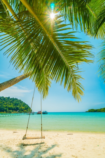 Bella Spiaggia Tropicale E Mare Con Palme Da Cocco In